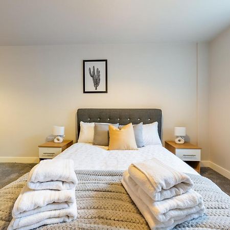 Lovely 4-Sleeper Apartment In Central Slough With Free Parking Exterior foto