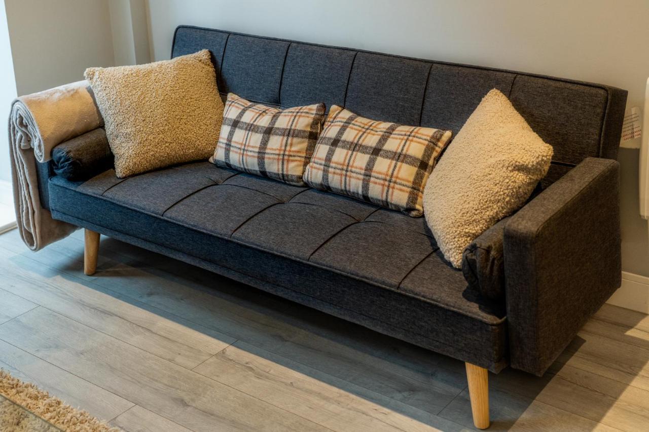 Lovely 4-Sleeper Apartment In Central Slough With Free Parking Exterior foto
